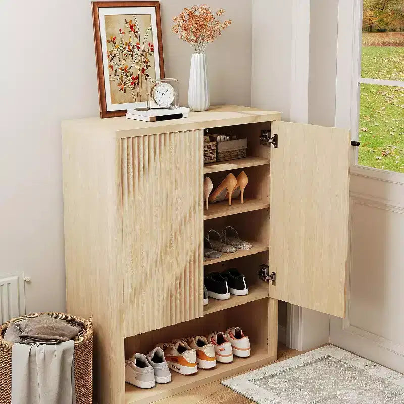 Scarpiera bianca in legno con ante push-open, autoportante, capacità 15 paia